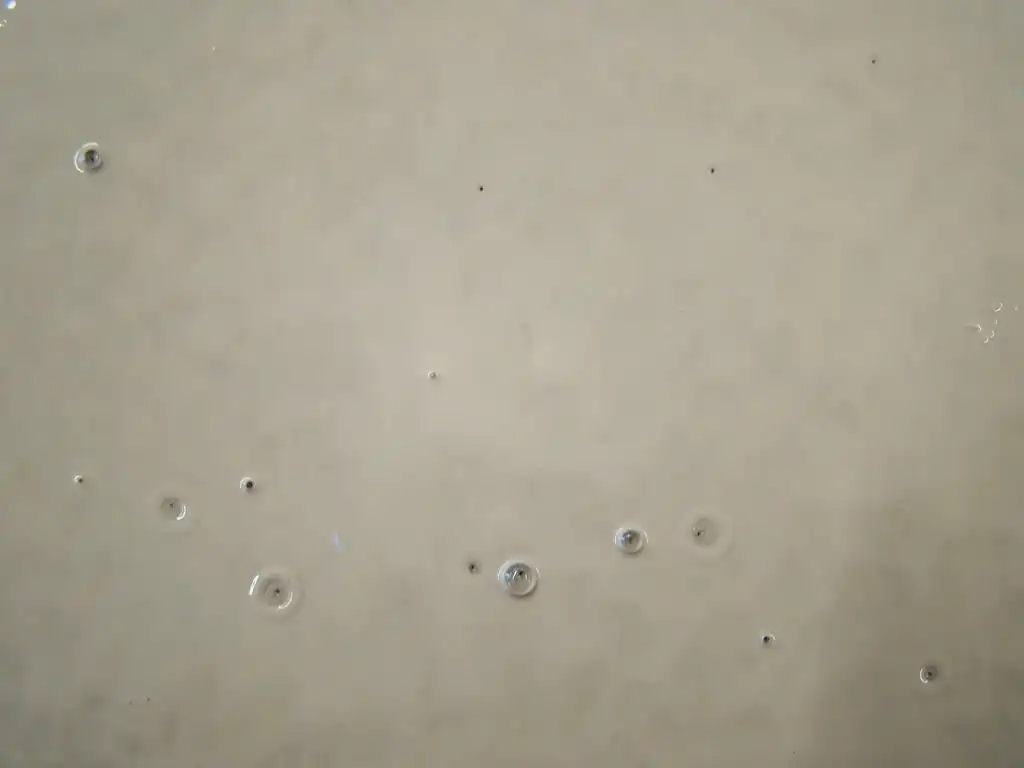 Pinholes i epoxy – undgå porehuller i gulvet | Rockidan