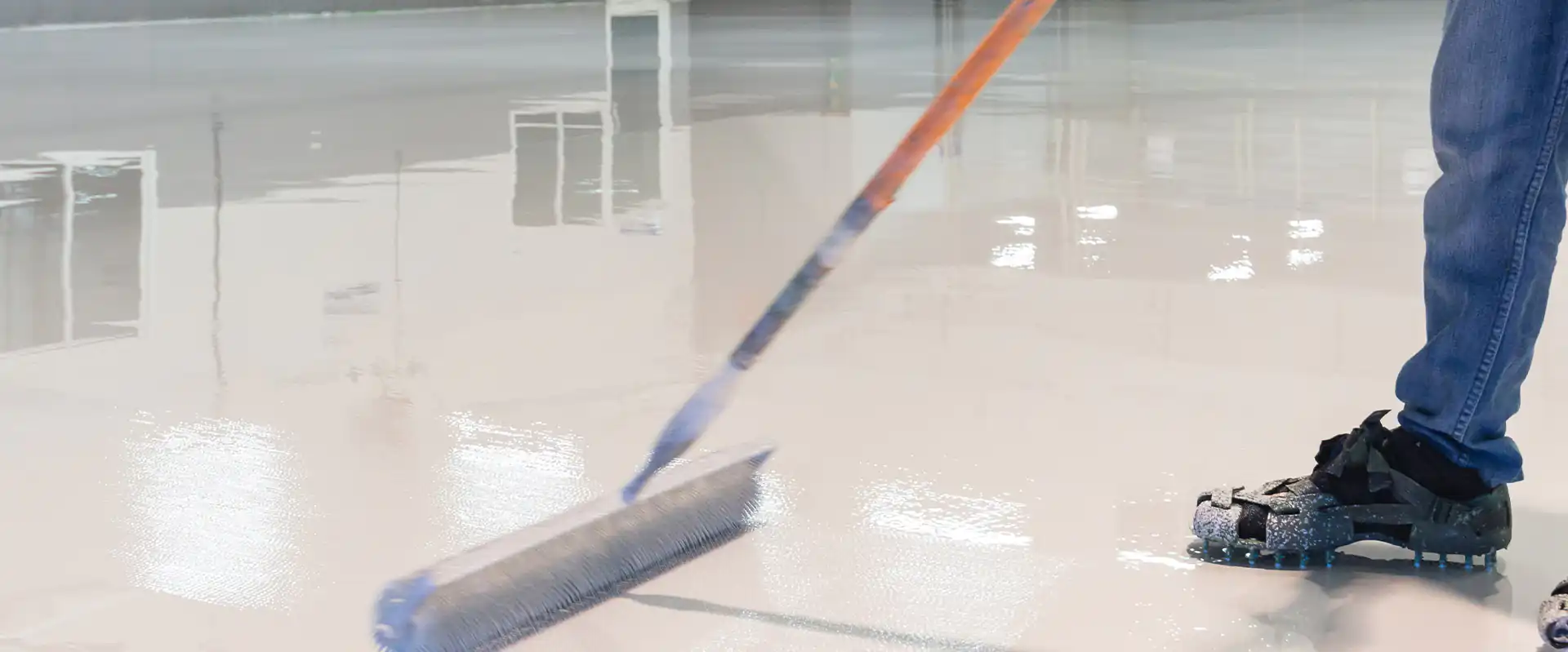 Vandig epoxy: komplet guide til epoxygulv med DINOFLOOR EP FINISH W 450