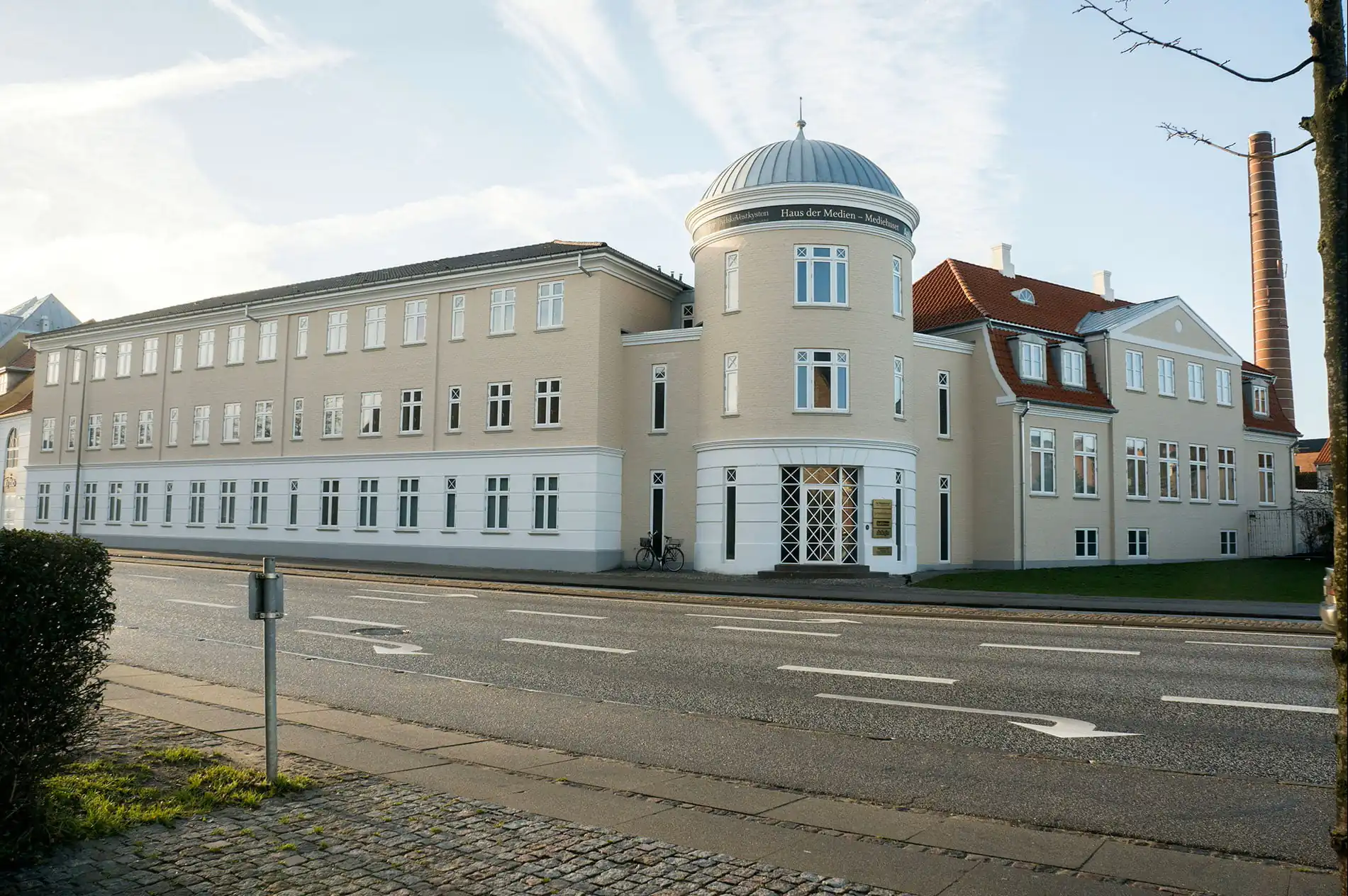 Mediehus Aabenraa – Facaderenovering med DinoSil Facademaling