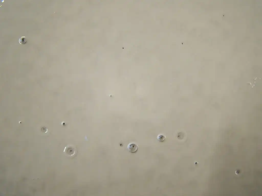 Pinholes i epoxy – undgå porehuller i gulvet | Rockidan