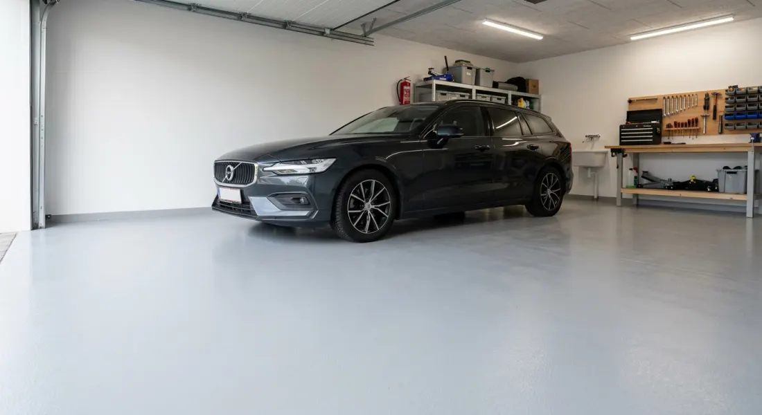 Garage med lysegråt epoxygulv